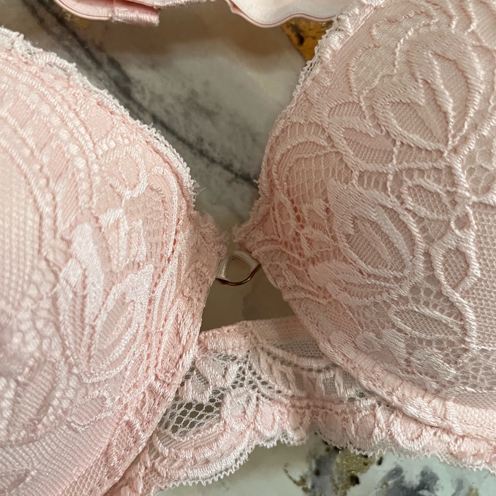 Elegant Lace Push-Up Bra in Soft Pink - Picture 3 of 6